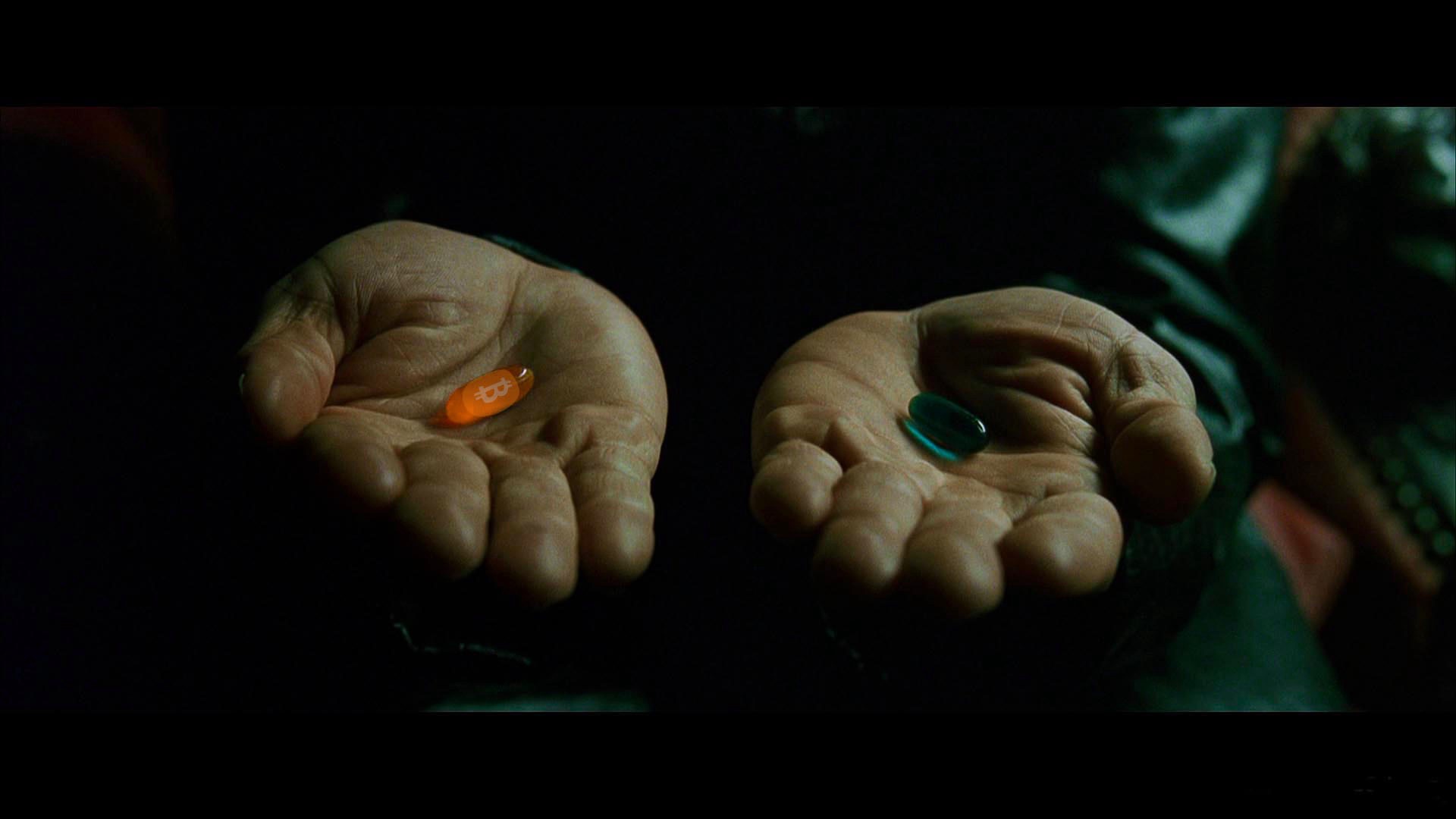 Ο Μορφέας παρουσιάζει δύο χάπια, ένα μπλε και ένα πορτοκαλί